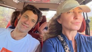 Ο Αποστόλης Τότσικας και η Ρούλα Ρέβη παραδίδουν μαθήματα σκίτσου με τα δίδυμα παιδιά τους, Ειρήνη και Άγγελο