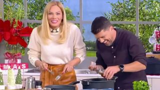 Video of the Day | Η Ιωάννα Μαλέσκου σιγοτραουδά &quot;θα τον μεθύσουμε τον ήλιο&quot;