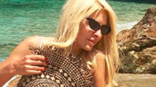 Ελένη Μενεγάκη: Διακοπές στην Ίο! Φωτογραφίζεται με τα κορίτσια της