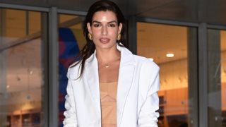 Η Τόνια Σωτηροπούλου με πλεκτό φόρεμα και leather καμπαρντίνα στο show του οίκου Balmain