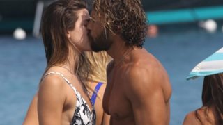 Γιάννης Μαρακάκης - Νίκη Θωμοπούλου: Τρυφερά φιλιά σε παραλία της Μυκόνου: Φωτογραφίες