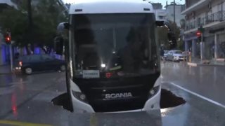 Τρόμος στη Θεσσαλονίκη: Ξαφνικά άνοιξε η γη και… κατάπιε το λεωφορείο [εικόνες - βίντεο]