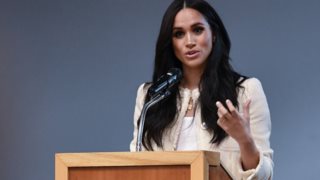Meghan Markle: Φόρεσε το outfit που κάθε γυναίκα πρέπει να έχει στην ντουλάπα της