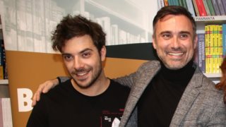 Ο Γιώργος Καπουτζίδης με δάκρυα στα μάτια αποχαιρετά τον Πάνο Νάτση | Δείτε το βίντεο