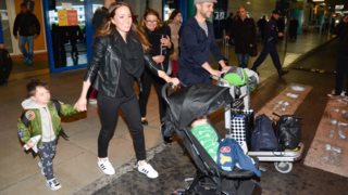 Καλομοίρα: Στο αεροδρόμιο με τον Γιώργο Μπουσάλη και τα παιδιά τους: Φωτογραφίες