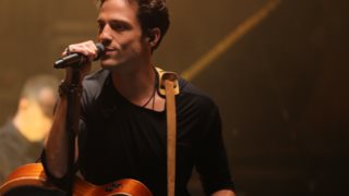 Eye candy | Ο Κωνσταντίνος Αργυρός ποζάρει στο ντουζ μόνο με μία πετσέτα!