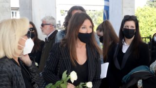 Συντετριμμένη η Βάνα Μπάρμπα στην κηδεία του Χρήστου Κυριαζή