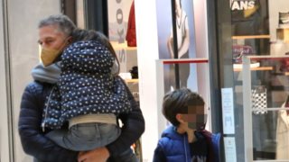 Ο Χρήστος Λούλης σε σπάνια καθημερινά στιγμιότυπα με τα παιδιά του