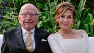 Η μαμά, η κόρη και οι δισεκατομμυριούχοι σύζυγοι: Η πεθερά του Νιάρχου έγινε κυρία Μέρντοχ με μίντι έξωμο φόρεμα