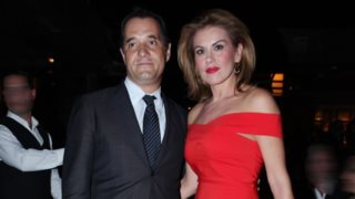 Ο Άδωνις Γεωργιάδης &amp; η Ευγενία Μανωλίδου ποζάρουν σε μια #FamilyGoal φωτογραφία με τα παιδιά τους