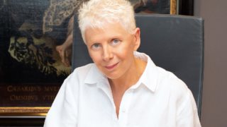 H Έλενα Ακρίτα μας βάζει στο φωτεινό και πολύ chic σαλόνι της