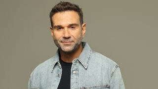 Μπαμπά-δες | Οι Μάνος Πίντζης, Κώστας Αποστολάκης, Σπύρος Πούλης, Αντώνης Καλομοιράκης και Κωνσταντία Χριστοφορίδου καλεσμένοι του Τάσου Ιορδανίδη