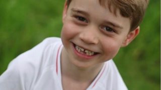 Έτσι πανηγυρίζουν οι γαλαζοαίματοι: Η στιγμή που ο πρίγκιπας Τζορτζ ξεσπά με το γκολ της ηττημένης Αγγλίας