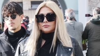 Η αμήχανη στιγμή της Αγγελικής Ηλιάδη στην κηδεία της Καίτης Γκρέυ, όταν δεν μίλησε στον θείο της