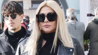 Συντρετριμμένη η Αγγελική Ηλιάδη χέρι χέρι με τους γιους της στην κηδεία της Καίτης Γκρέυ