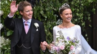 Royal γάμος στην Αγγλία: Το νυφικό με την τρύπα στην πλάτη, οι μπλε νυφικές γόβες και η low key εμφάνιση της Ευγενίας