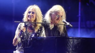 Η Άννα Βίσση ποζάρει με τον 2 ετών γιο του Νίκου Καρβέλα και αποκαλύπτει για πρώτη φορά το όνομά του