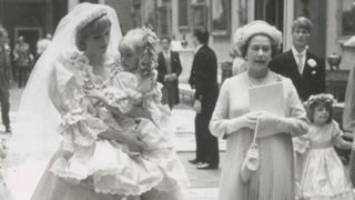 Η &quot;εντολή&quot; της βασίλισσας Ελισάβετ προς την Νταϊάνα: Τι της ψιθύρισε πάνω στο μπαλκόνι του Μπάκιγχαμ