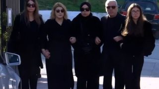 Στην εκκλησία μαζί με την κόρη της η Άντζελα Δημητρίου για το τελευταίο αντίο στη μητέρα της