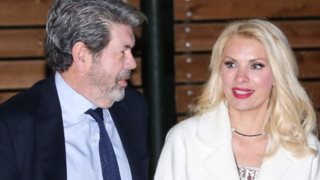 Γιάννης Λάτσιος | Η έκπληξη στην Ελένη Μενεγάκη - Το δώρο και το φιλί έξω από το στούντιο