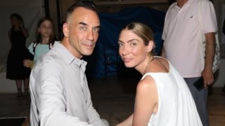 Αυτός είναι ο νονός της κόρης του Πάνου Μουζουράκη και της Μαριλού Κόζαρη