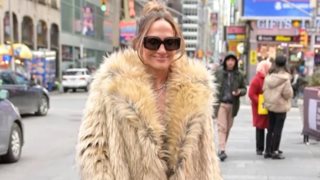 Η Jennifer Lopez στηρίζει την ελληνική μόδα | Φόρεσε faux γούνα της σχεδιάστριας Βάσιας Κωσταρά