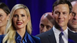 Το αμφιλεγόμενο look της Ιβάνκα Τραμπ μετά τη νίκη του πατέρα της: Το απίθανο βελούδινο κοστούμι σε απόχρωση που δίχασε