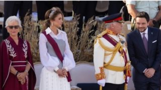 Η νύφη επισκίασε την πεθερά: Το look της βασίλισσας Ράνιας με μάξι φόρεμα και μπούστο - πανοπλία και το cape dress της εγκυμονούσας