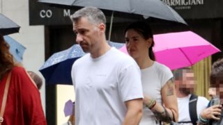 Σπάνια κοινή εμφάνιση του Γιούρκα Σεϊταρίδη με τη σύζυγό του στο κέντρο της Αθήνας