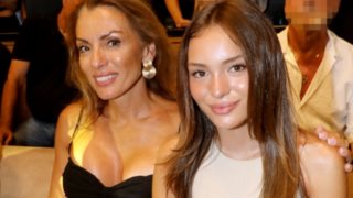 Η Αλεξάνδρα Πασχαλίδου σε σπάνια βραδινή εμφάνιση με την 16χρονη κόρη της