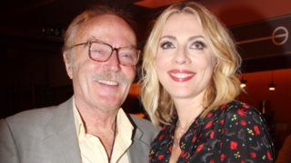 Η πρώτη δημόσια εμφάνιση της Σμαράγδας Καρύδη μετά τον θάνατο του πατέρα της, Ντίνου Καρύδη - Βίντεο