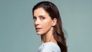 Η Κατερίνα Λέχου με το αγαπημένο πουκάμισο των royals σε βραδινή έξοδο