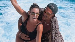 Αθηνά Οικονομάκου &amp; Μπρούνο Τσερέλα πιο ερωτευμένοι από ποτέ σε βόλτα τους με σκάφος στην Ίμπιζα