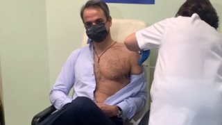 Η δεύτερη δόση του εμβολίου για τον Κυριάκο Μητσοτάκη