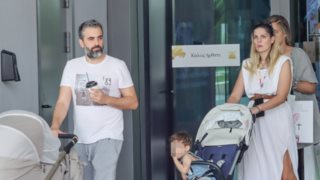Η Μαντώ Γαστεράτου στην πρώτη οικογενειακή βόλτα μετά τη γέννηση της κόρης της