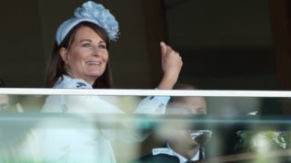 Κάρολ Μίντλετον: Με ονειρεμένο φλοράλ φόρεμα που θα φορούσε και η Κέιτ - Χαμογελαστή μετά τον "Γολγοθά" της οικογένειας