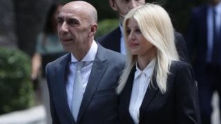 Η πρώτη φωτογραφία από τον γάμο του Γιάννη Μπρατάκου με την Έλενα Ράπτη