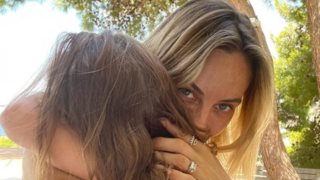 Η Ελεονώρα Μελέτη φωτογραφίζει την κόρη της, Αλεξάνδρα στο στολισμένο σαλόνι του σπιτιού της