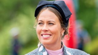 Νίνα Φλορ: Εκθαμβωτική με πλεκτό deux pieces Bottega Veneta αξίας 5.000 ευρώ και ιδιαίτερα πέδιλα Manolo Blahnik