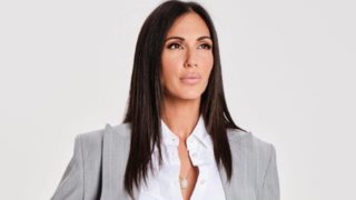 Η Ανθή Βούλγαρη με κόκκινο ολόσωμο μαγιό σε προχωρημένη εγκυμοσύνη