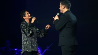 Ο Μιχάλης Χατζηγιάννης και η Άλκηστις Πρωτοψάλτη τα δίνουν όλα στη σκηνή του &quot;Christmas Theater&quot;