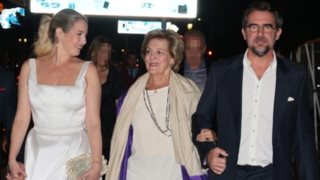 Το αποχαιρετιστήριο brunch της Θεοδώρας: Το ινδικό φόρεμα της νεόνυμφης, η κομψή Άννα Μαρία με φλοράλ και η wedding bag με τα ελληνικά προϊόντα