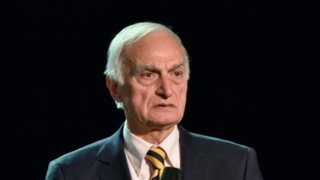 Διασωληνώθηκε ο Μανώλης Μαυρομμάτης: Από ξεχασμένη κατσαρόλα η φωτιά στο σπίτι του - Σε σοβαρή κατάσταση και η σύζυγός του