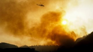 Κρήτη: Μεγάλη φωτιά στο Λασίθι - Εκκενώνονται οικισμοί - Άνεμοι 8 μποφόρ στην περιοχή