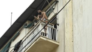 Αχαρνών: Άνδρας σε αμόκ απειλεί να ανατιναχθεί με φιάλη υγραερίου - Εκκενώθηκε το υπουργείο Αγροτικής Ανάπτυξης