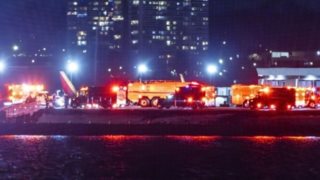 Αεροπλάνο με 60 επιβάτες συγκρούστηκε με στρατιωτικό ελικόπτερο στην Ουάσιγκτον και κόπηκε στα δύο [βίντεο]