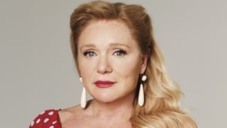 Η Μαρία Καβογιάννη με μπορντό δερμάτινο τζάκετ και το φόρεμα που μιλάει όλο το TikTok