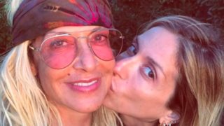 H 34χρονη Άννα Βίσση αγκαλιά με την μοναχοκόρη της, την 9χρονη Σοφία Καρβέλα 30 χρόνια πριν