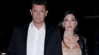 Οι καστανόξανθες κόρες του Αντώνη Σρόιτερ, Νάντια και Παυλίνα σε ερημική παραλία της Κύθνου