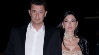 Ο Αντώνης Σροίτερ πήρε αγκαλιά τη σύζυγό του και έκαναν βουτιά από το σκάφος - Βίντεο